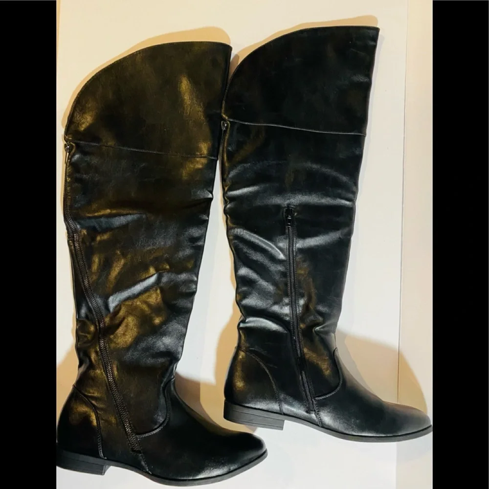 Sz 10 med USA ⭐️NEW IN BOX Avenue “Lund” Over Knee Faux Leather Black Boots